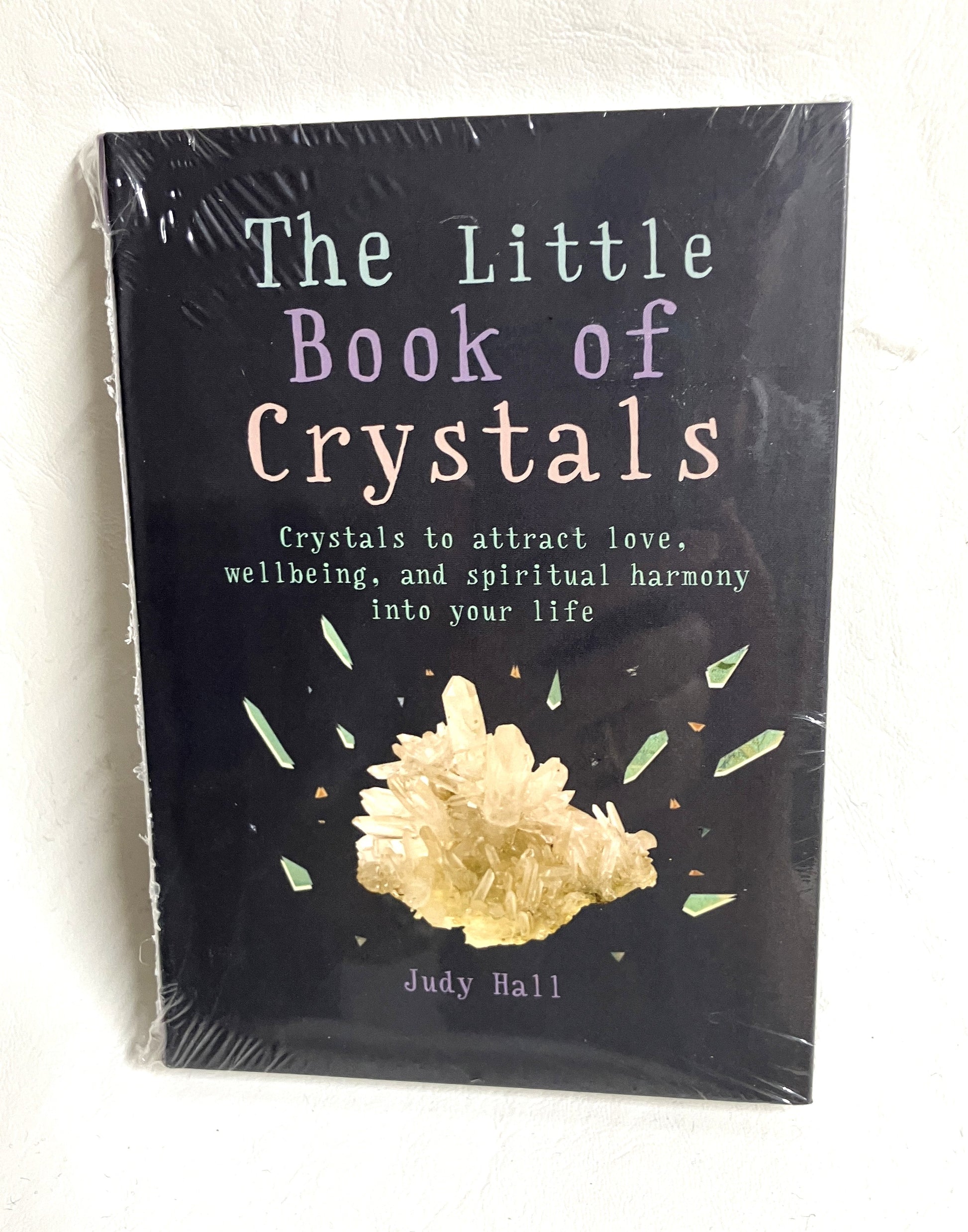 The Little Book of Crystals. Crystals to attract love, wellbeing and spiritual harmony into your life.